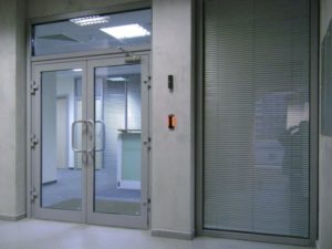 Противопожарная дверь EIW-90 из алюминия / серия FRM7133